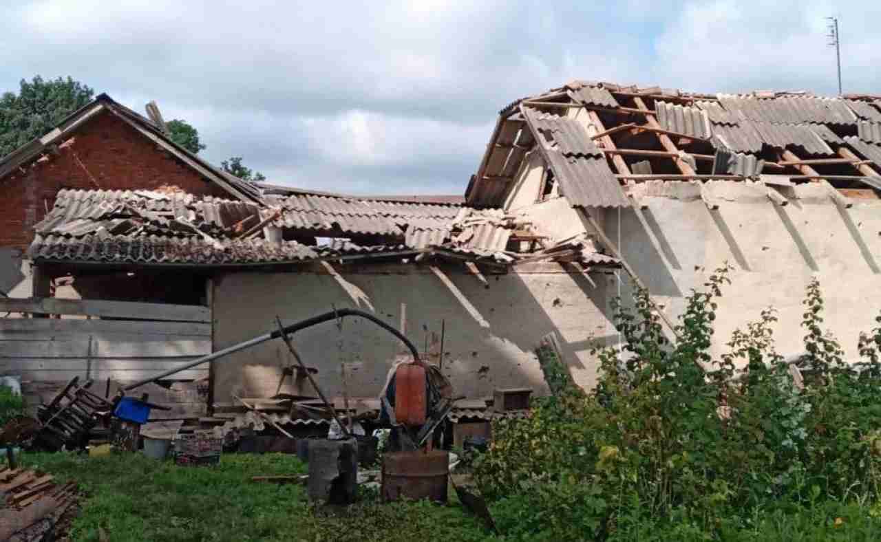 Уламки зрешетили навколишні будівлі: у Мережі показали наслідки удару по будинку на Коломийщині (ВІДЕО)
