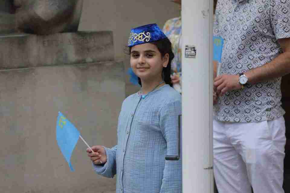 Урочисте підняття пропору: у Львові відзначили День національного прапора кримських татар (фото)