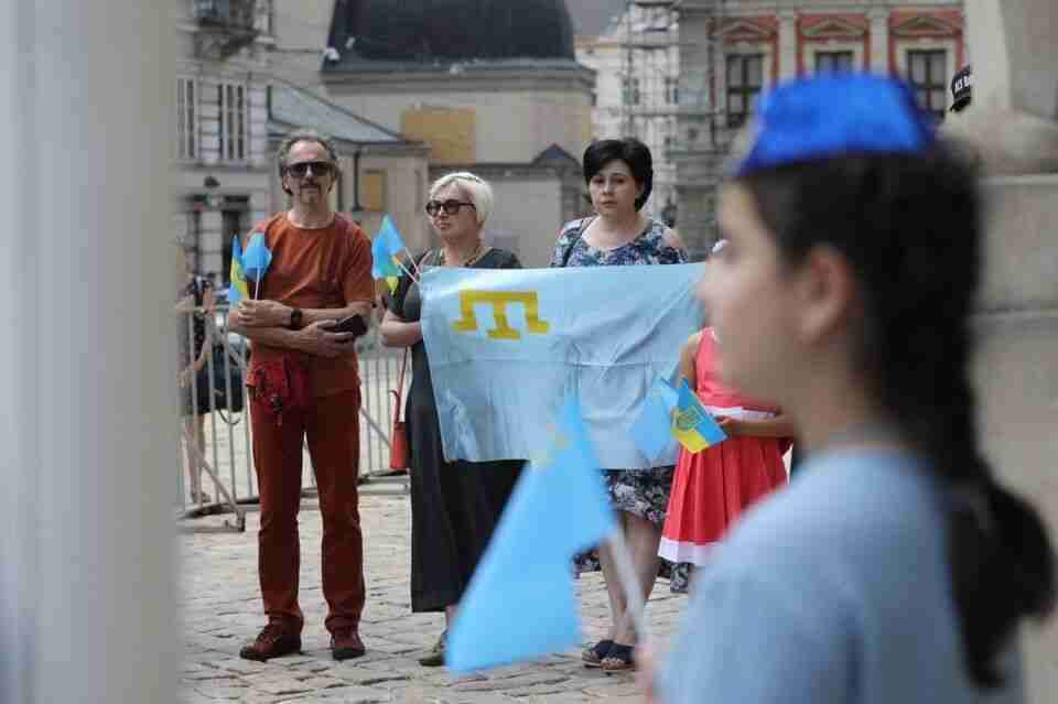 Урочисте підняття пропору: у Львові відзначили День національного прапора кримських татар (фото)