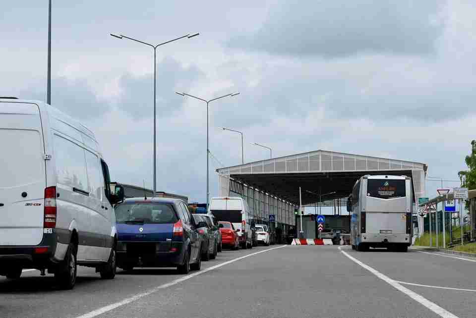 Уряд змінив правила перетину кордону для вантажівок та автобусів