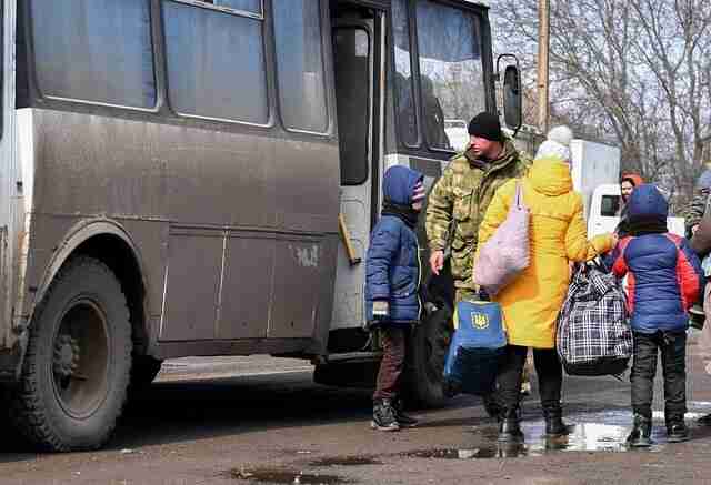 Утримання у Василівці евакуаційних автобусів та понад 4 тисячі врятованих українців
