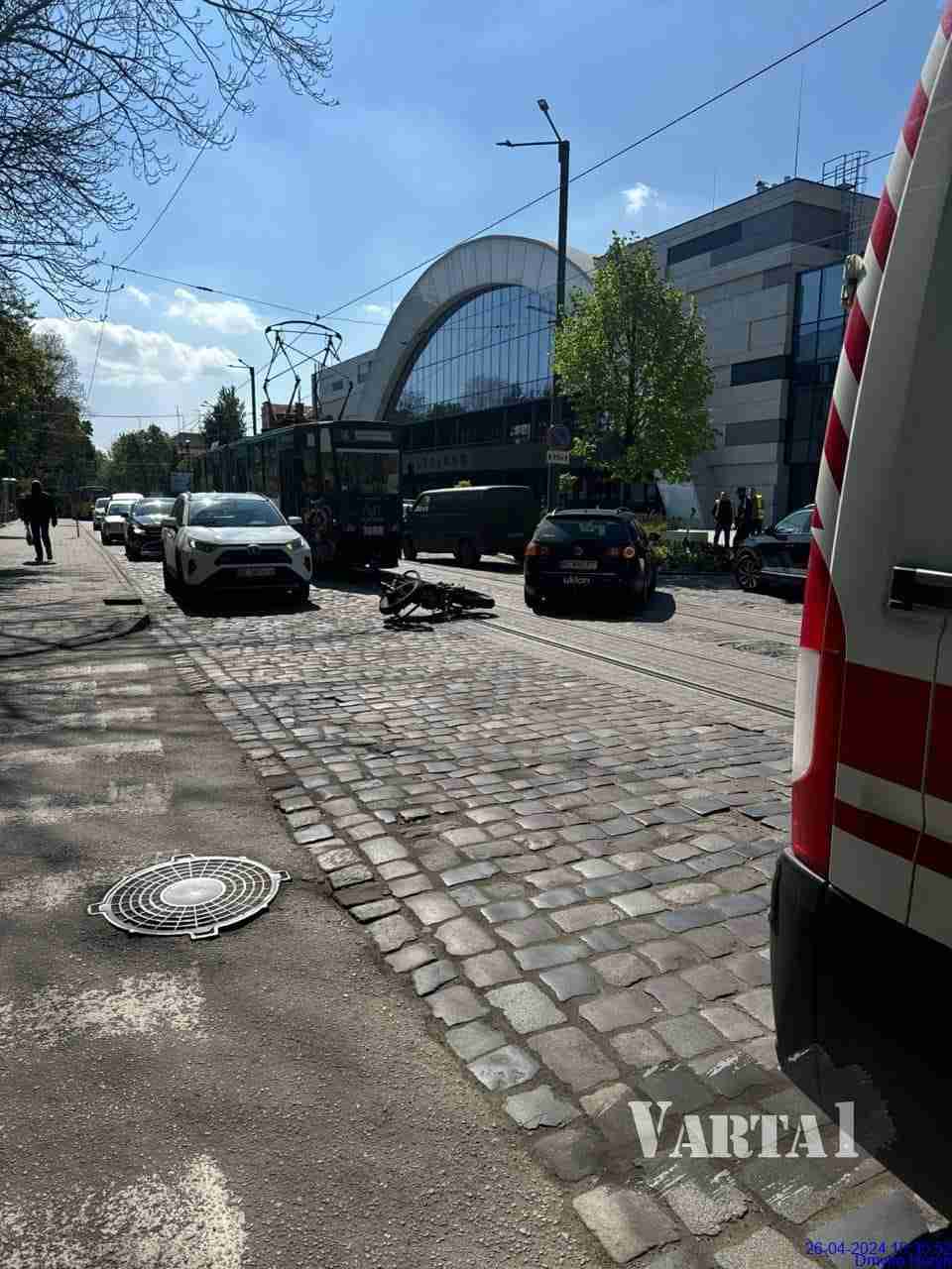 Увага! Через ДТП у Львові тимчасово не курсують трамваї (ФОТО)