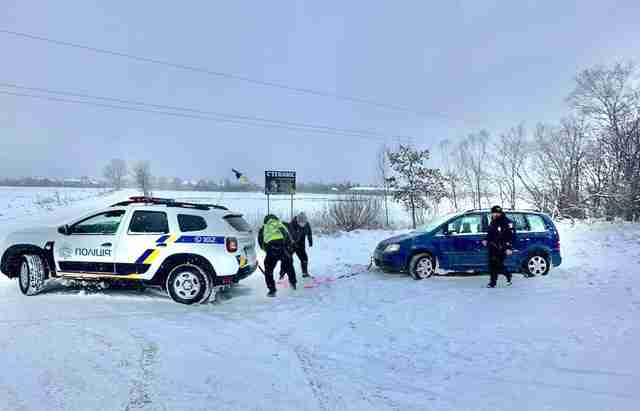 Увага! На дорогах Івано-Франківщини автомобілі потрапляють у снігові пастки (ФОТО, ВІДЕО)