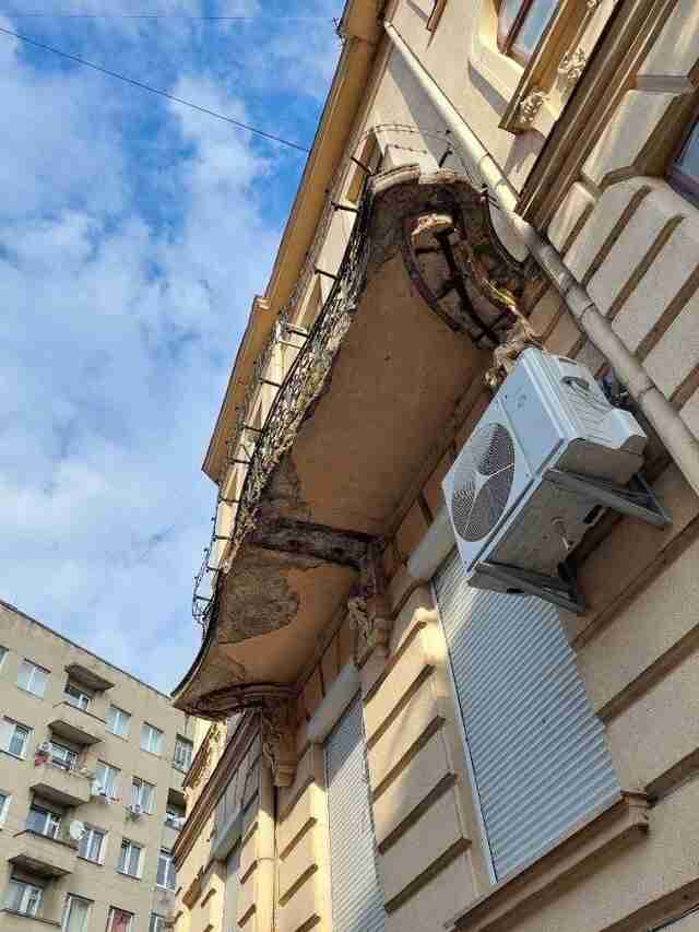 Увага! На одній з вулиць Львова низка аварійних балконів може обвалитися людям на голову (ФОТО)