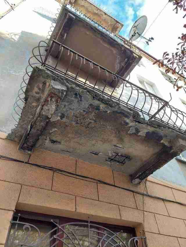 Увага! На одній з вулиць Львова низка аварійних балконів може обвалитися людям на голову (ФОТО)