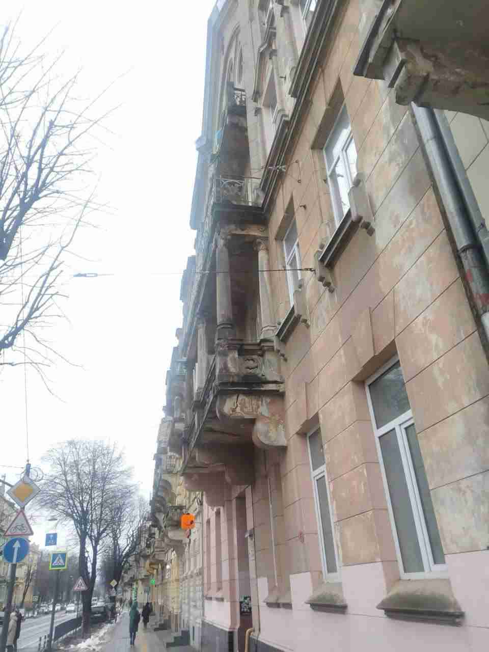 Увага! У Львові аварійний балкон може обвалитися людям на голову (ФОТО)