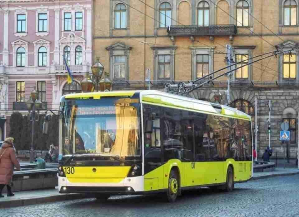 Увага! У Львові через витік води тролейбус �33 курсує за зміненим маршрутом