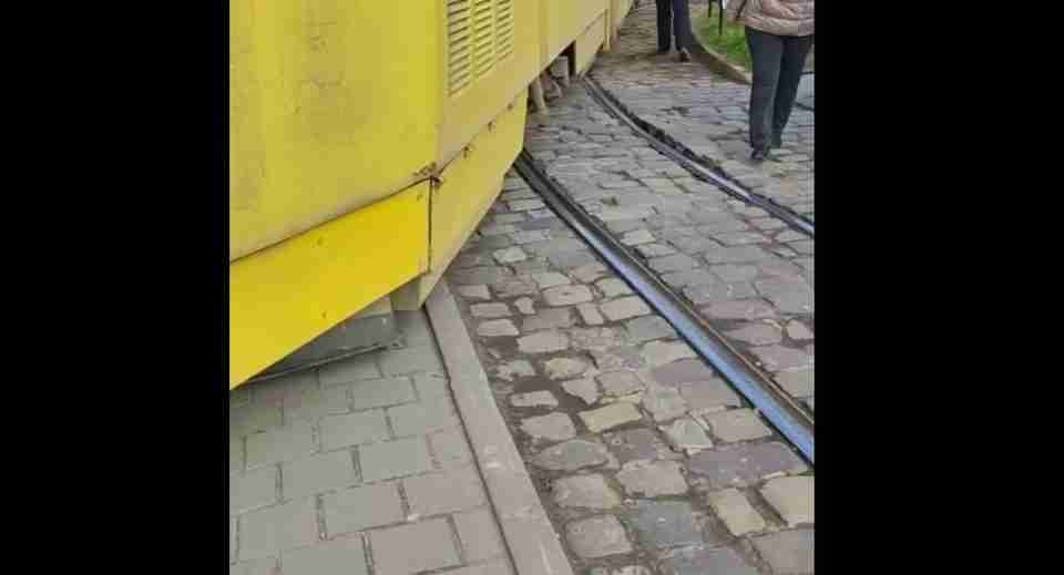 Увага! У Львові трамвай зійшов з рейок, рух тимчасово зупинено (ФОТО)