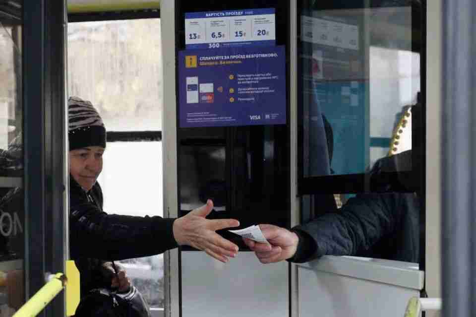 Увага! У Львові відновили безготівкову оплату в усьому громадському транспорті: на лініях працюватиме контроль