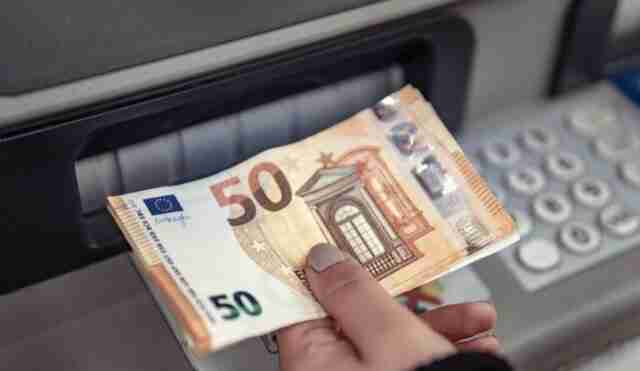 В Івано-Франківську чоловік поповнював свою банківську картку підробленими євро, натомість знімав справжні гривні
