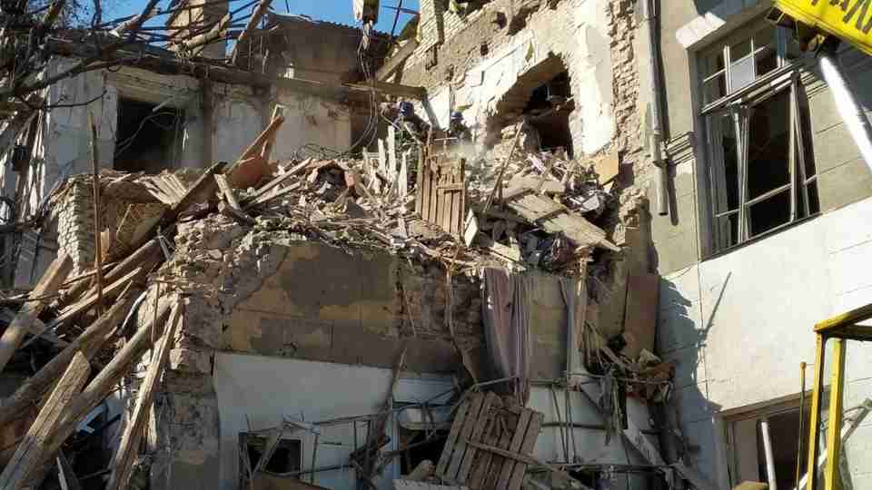 В Ізюмі росіяни змушували місцевих розкопувати будинки з тілами жертв бомбардувань
