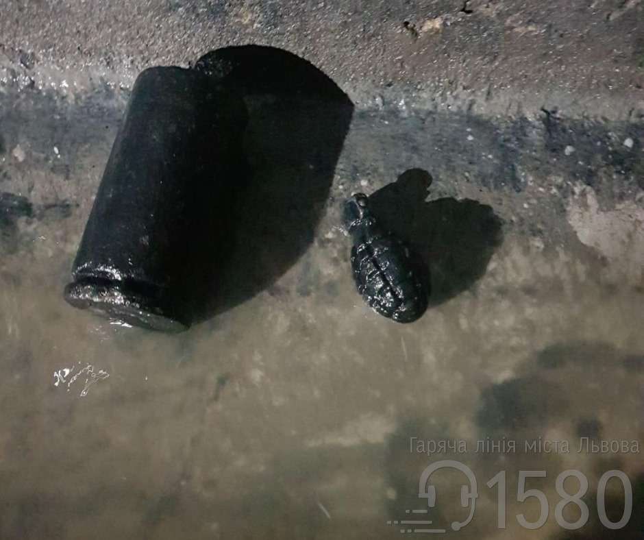 В каналізації у центрі Львова знайшли боєприпаси (фото)