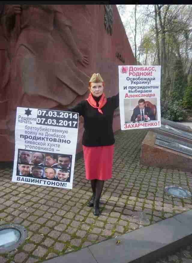 В Києві пенсіонерка вдяглась у форму із радянською символікою та намагалася пройти до Парку Слави (ВІДЕО)