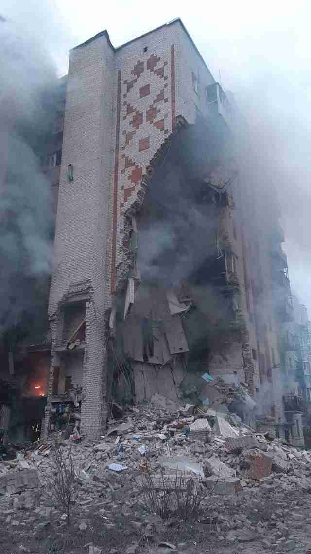 У Лимані ворожим обстрілом зруйновано під’їзд 9-поверхівки (ФОТО)