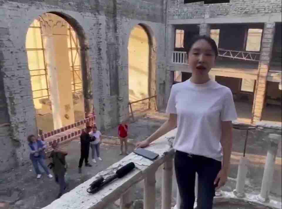 В МЗС вимагають пояснень у Китаю через виступ співачки на руїнах знищеного драмтеатру в Маріуполі (ВІДЕО)