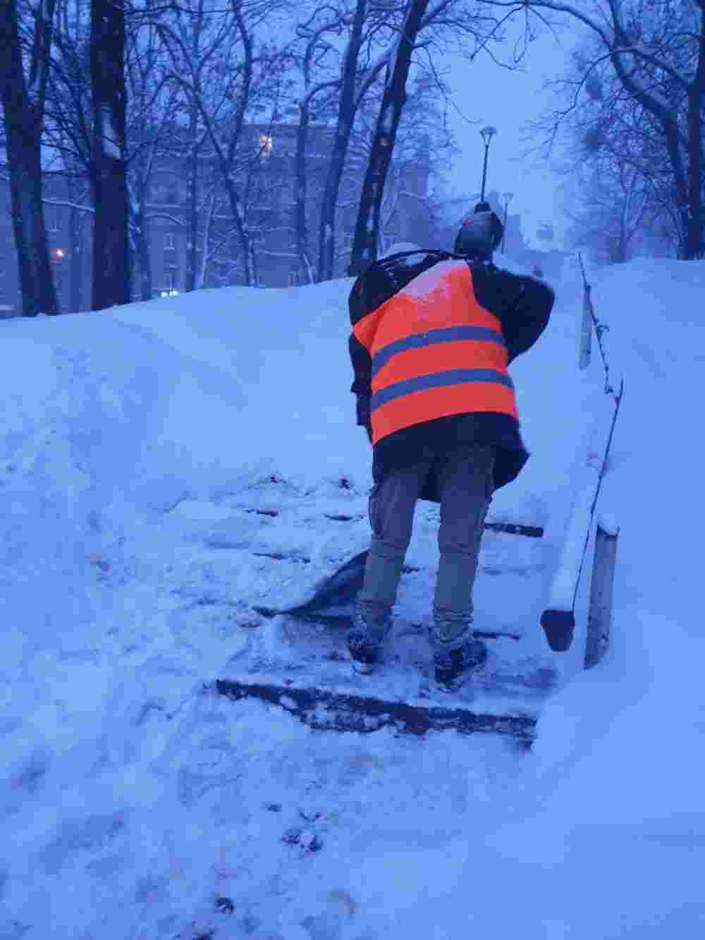 В ніч проти 11 лютого на вулицях Львова працювало 135 одиниць снігоприбиральної техніки (фото)