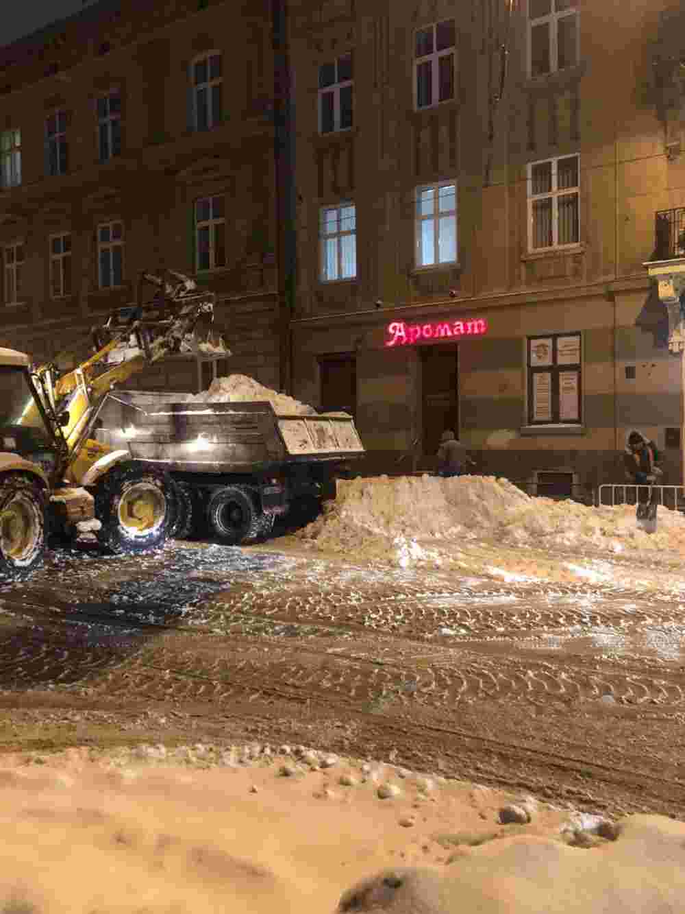 В ніч проти 11 лютого на вулицях Львова працювало 135 одиниць снігоприбиральної техніки (фото)