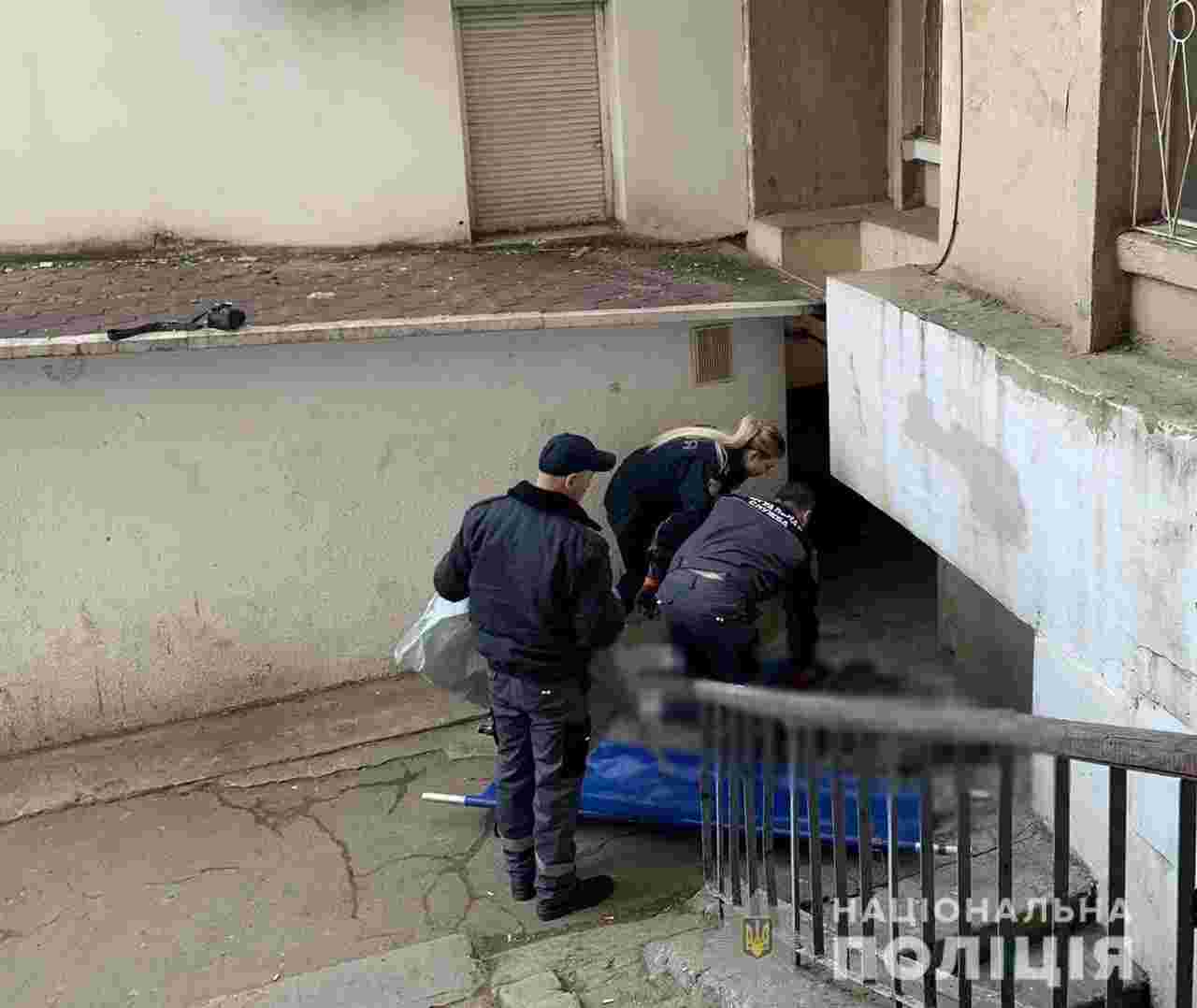 В Одесі 18-річний хлопець викинувся з вікна багатоповерхового будинку (фото)