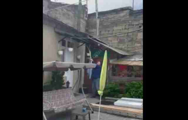 В Одесі чоловік порвав прапор України (ВІДЕО)