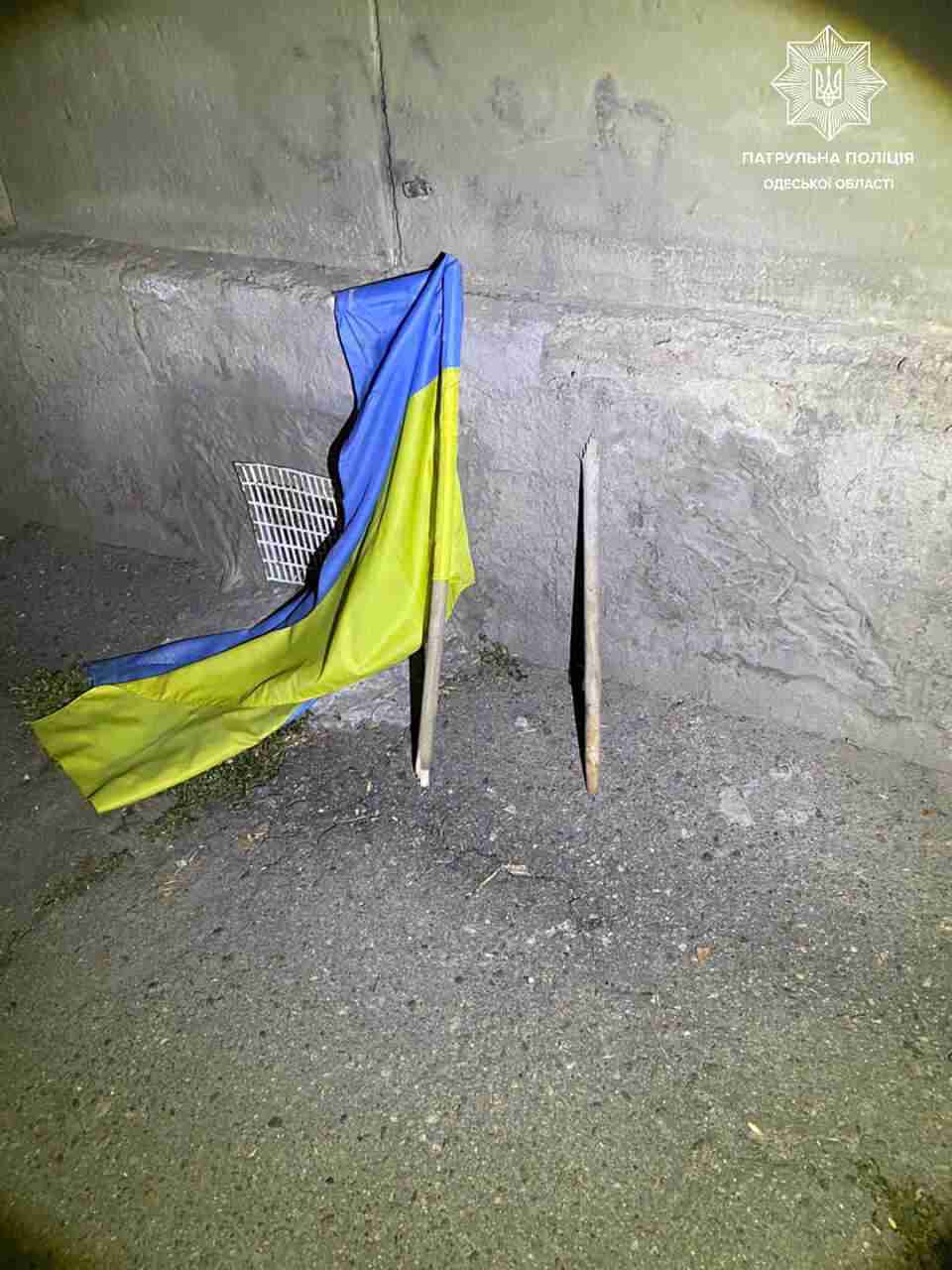 В Одесі чоловік зірвав державний прапор з будівлі та кинув на землю (ФОТО)