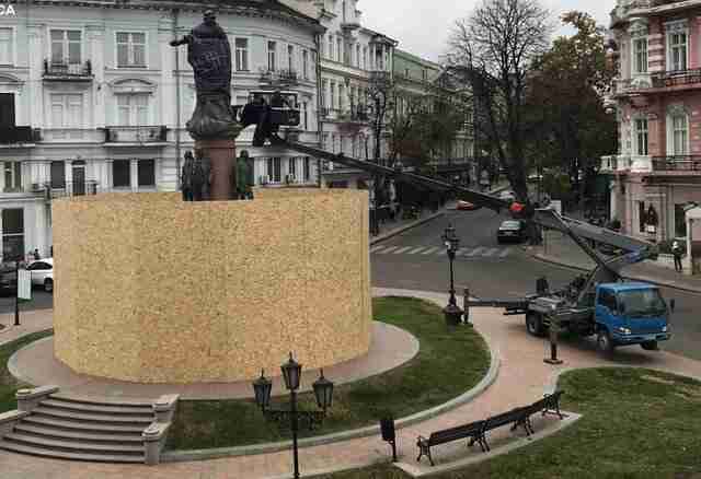 В Одесі на Катерину II натягнули чорний пакет (ФОТО)