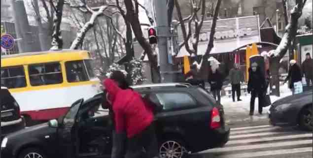 В Одесі посеред дороги побилися водій з пішоходом (ВІДЕО)