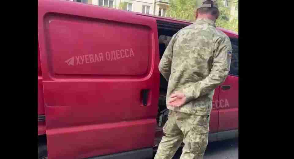 В Одесі працівники ТЦК не змогли забрати чоловіка з вулиці (ВІДЕО)