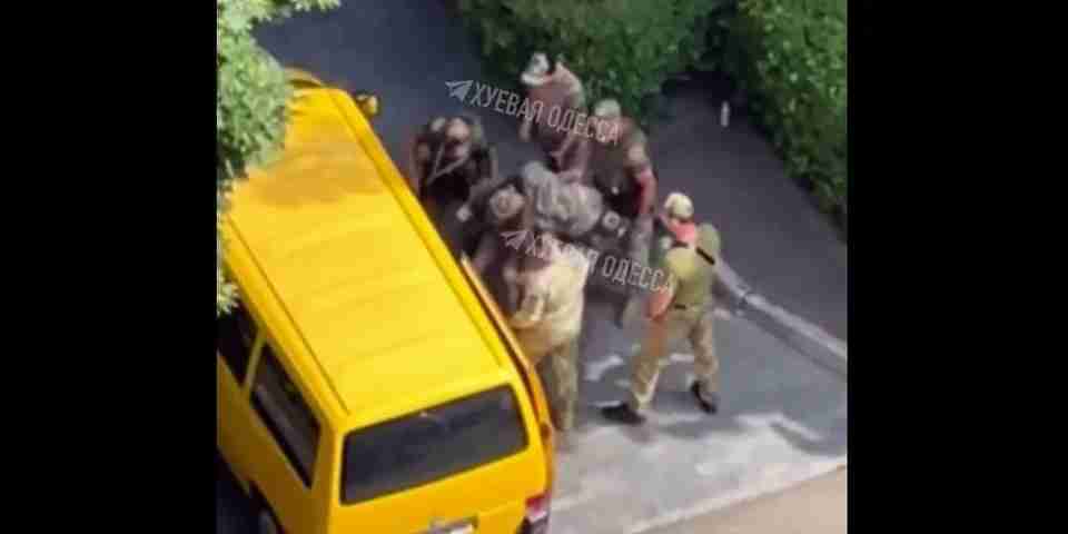 В Одесі працівники ТЦК жорстко «запакували» чоловіка: тепер військових «покарають»