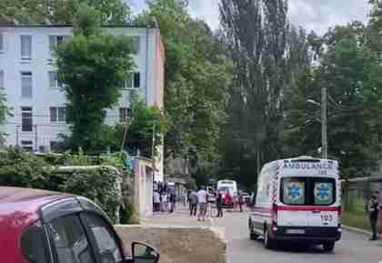В Одесі  співробітники ТЦК силоміць намагалися мобілізувати бригаду медиків «швидкої», які прибули на виклик (ВІДЕО)