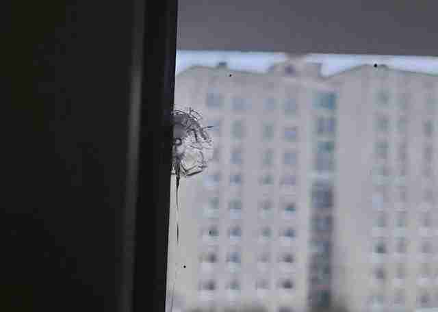 В одному із районів Львова невідомі періодично обстрілюють вікна мешканців багатоповерхівок (ФОТО)