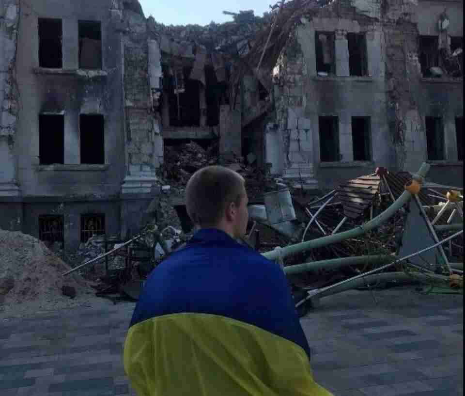В окупованому Маріуполі хлопець вийшов на вулицю з прапором України (ФОТО)