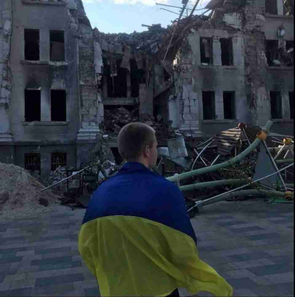В окупованому Маріуполі хлопець вийшов на вулицю з прапором України (ФОТО)