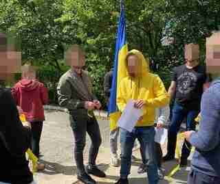 В окупованому Мелітополі сотні людей співають гімн України: жителі вийшли на проукраїнський мітинг