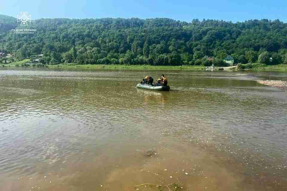 В річці Дністер під час купання раптово почали тонути троє підлітків, одного з них врятувати не вдалося (ФОТО)