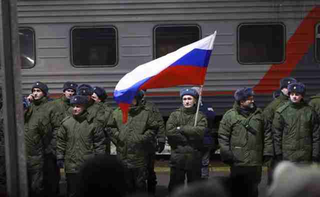 В російській армії тепер будуть служити «по понятіям»: міноборони рф вже офіційно вербує зеків на війну