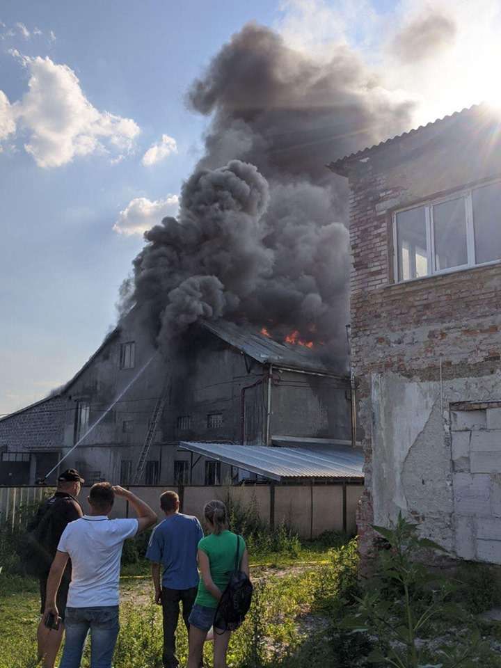 В Рясному біля «Електрону» горить будинок (фото, відео)