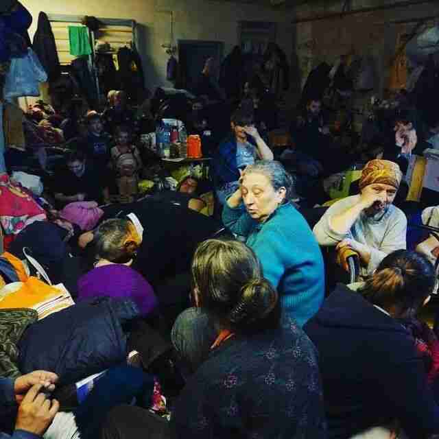 В селі під Черніговом російські окупанти місяць тримали в підвалі школи понад 300 людей (фото)