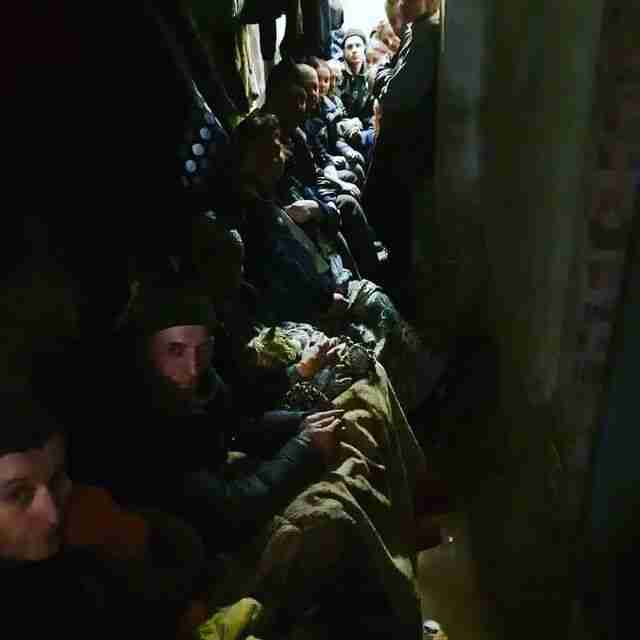 В селі під Черніговом російські окупанти місяць тримали в підвалі школи понад 300 людей (фото)