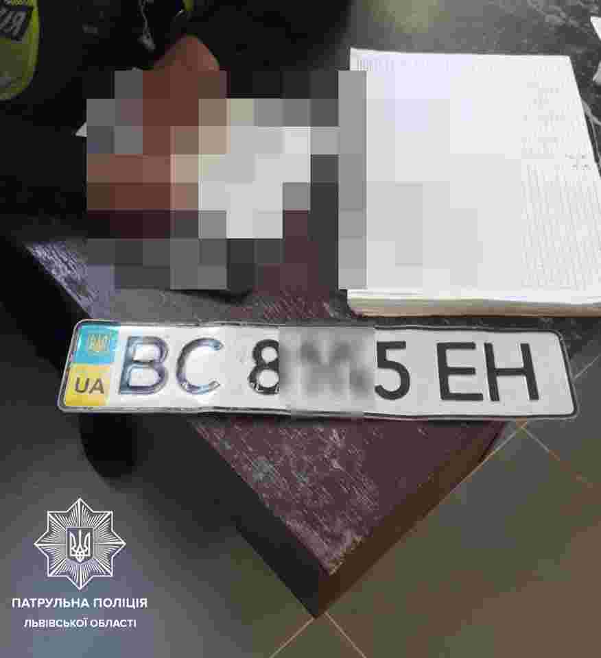 В центрі Львова патрульні знайшли крадія номерних знаків з авто (фото)