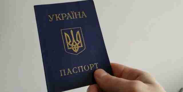 В українців із серпня можуть забрати паспорти-книжечки: причина