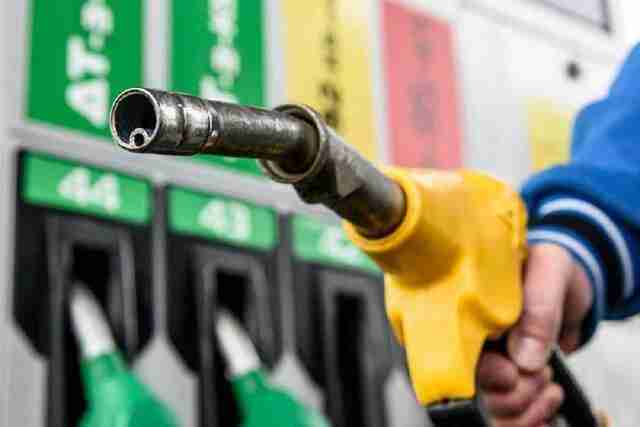 В Україні бензин та дизель дорожчають: які ціни будуть через місяць