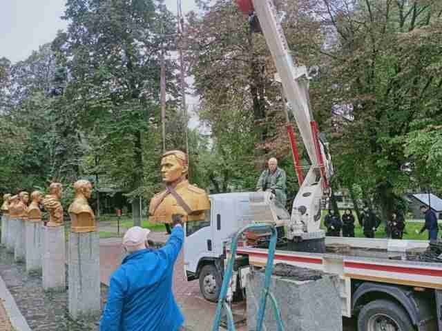 В Україні демонтували цілу алею погрудь радянських героїв (ФОТО)