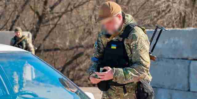 В Україні хочуть на законодавчому рівні зобов'язати громадян носити військовий квиток