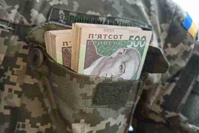 В Україні можуть збільшити удвічі зарплату військовослужбовцям: кому передбачена виплата