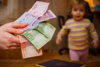 В Україні пропонують збільшити розмір допомоги при народженні дитини до майже 400 тисяч гривень