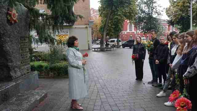 В українському місті відбулося масове покладання квітів до радянських пам'ятників