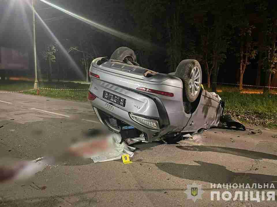 В Ужгороді на швидкості перекинувся автомобіль в салоні якого перебували п'ятеро юнаків: двоє загиблих (ФОТО, ВІДЕО)