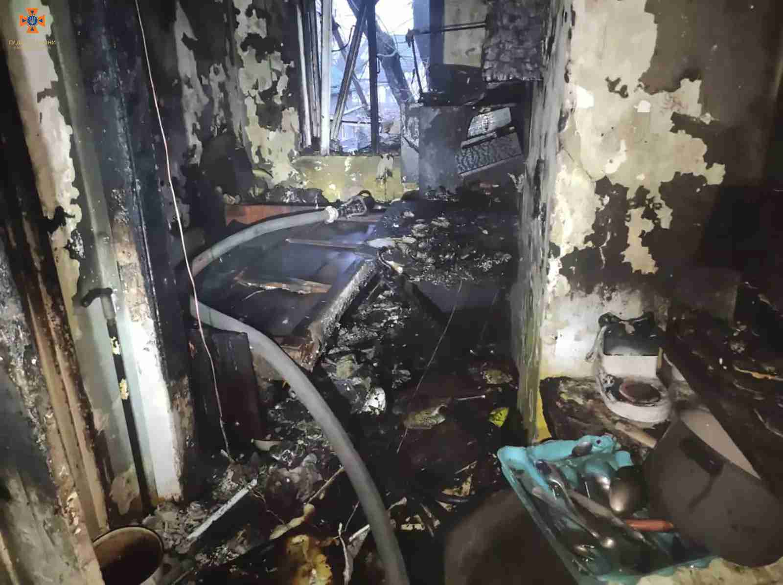 В Ужгороді під час пожежі у гуртожитку підприємства загинув чоловік, серед постраждалих є немовля (ФОТО)