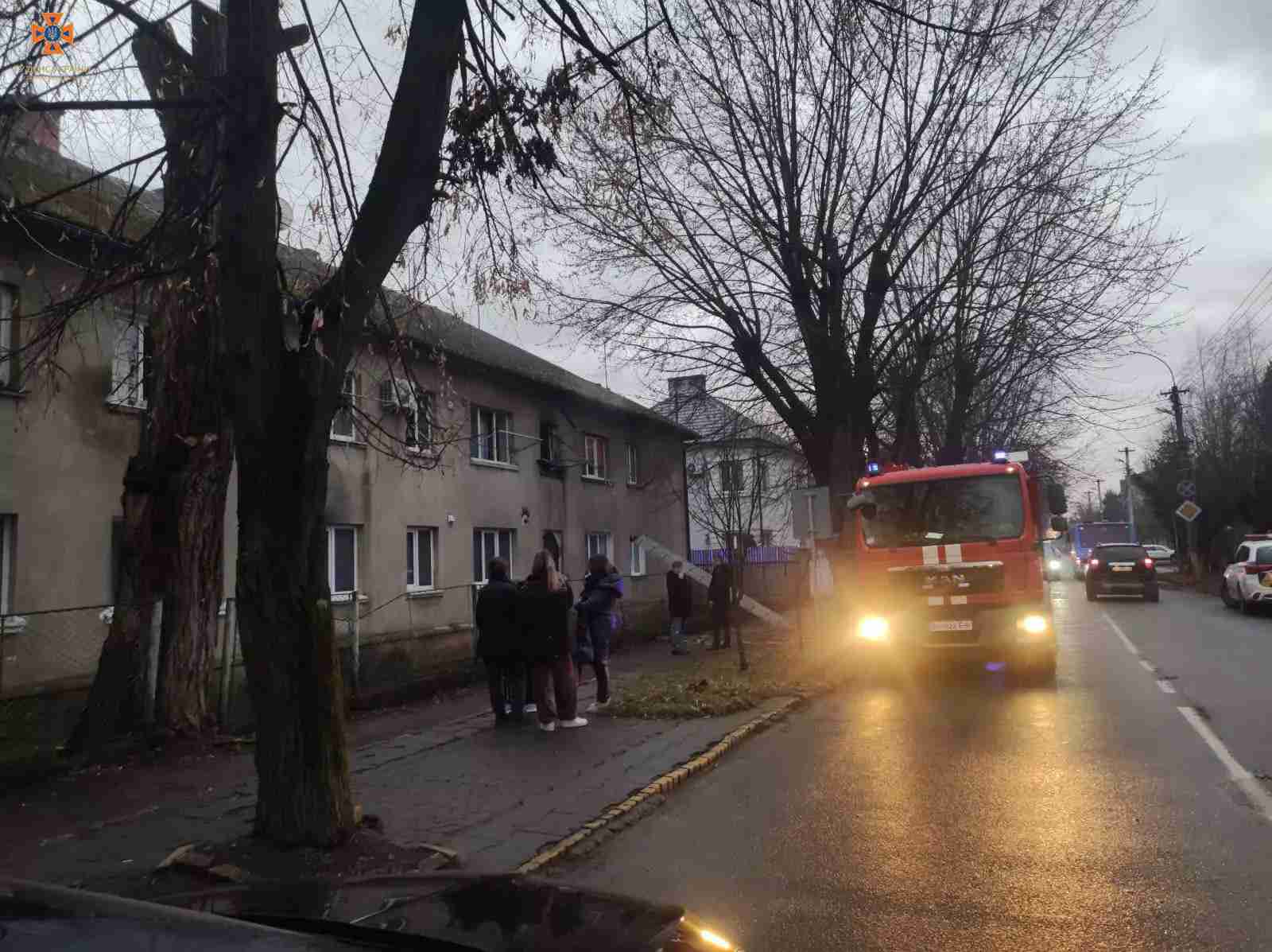 В Ужгороді під час пожежі у гуртожитку підприємства загинув чоловік, серед постраждалих є немовля (ФОТО)