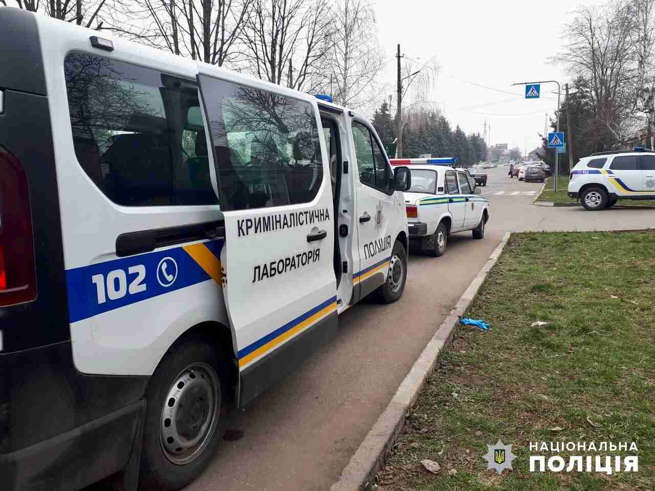 В військовій формі: на Одещині знайшли труп чоловіка на вулиці (ФОТО)